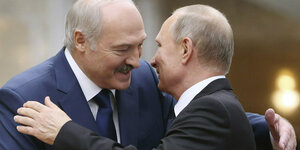 Alexander Lukaschenko umarmt bei einem Treffen Wladimir Putin