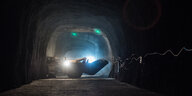 Beleuchtete Baumaschine in einem Tunnel