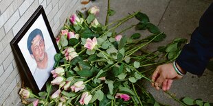 Ein Mitglied der Türkischen Gemeinde legt am 2.11.2012 in der Schützenstrasse in Hamburg vor dem Bild des NSU-Mordopfers Süleyman Tasköprü eine Rose nieder.