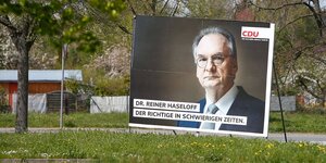 Ein Wahlplakat mit dem Potrait des Ministerpräsidenten Haseloff