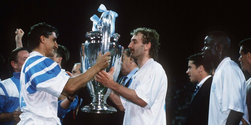 Rudi Völler mit dem Champions-League-Pokal im Trikot von Olympique Marseille