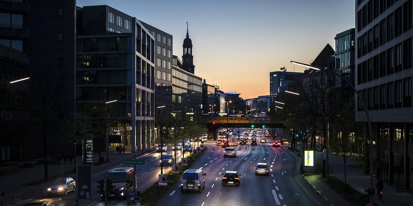 Hamburgs Innenstadt in der Dämmerung