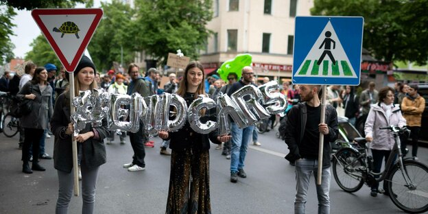 Demonstration auf der Hermannstraße, Ballons formen die Wörter "End Cars"