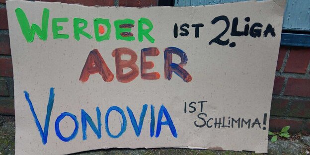 Ein Pappschild mit der Aufschrift: Werder ist 2. Liga, aber Vonovia ist schlimma!"