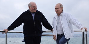 Die Präsidenten Alexander Lukaschenko und Wladimir Putin stehen an der Reling einer Yacht