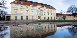 ein historisches theater spiegelt sich im Wasser