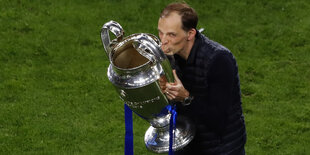 Chelseas Trainer Thomas Tuchel küssen den Pokal.