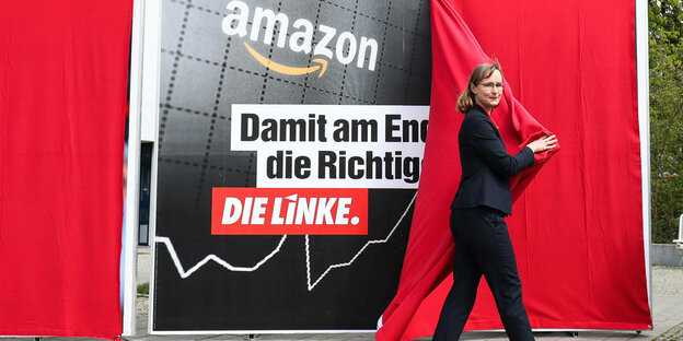 Linken-Spitzenkandidatin Eva von Angern enthüllt bei einer Wahlkampfveranstaltung in Magdeburg ein Wahlplakat.