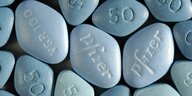 Viagra-Tabletten mit der Aufschrift "Pfizer" und "50" liegen nebeneinander
