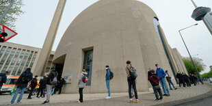 Menschenschlange vor Ditib-Zentralmoschee im Kölner Stadtteil Ehrenfeld