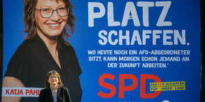 SPD-Spitzenkandidatin Katja Pähle vor einem Wahlkampfplakat.