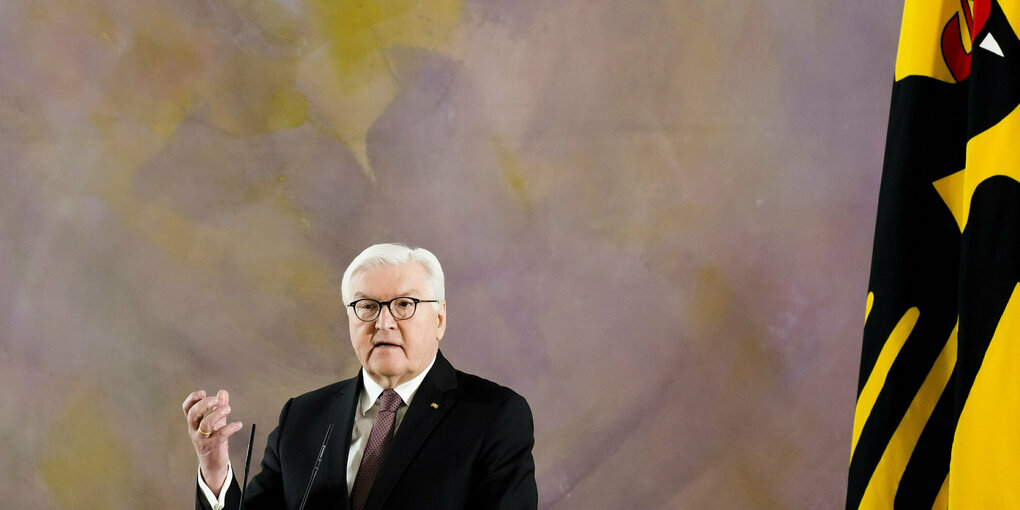 Bundespräsident Frank-Walter-Steinmeier steht an einem Rednerpult.