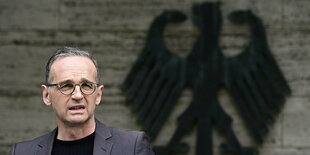 Bundesaußenminister Heiko Maas vor dem Bundeswappen