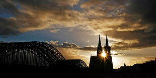 Der Kölner Dom vor einem Sonnenuntergang