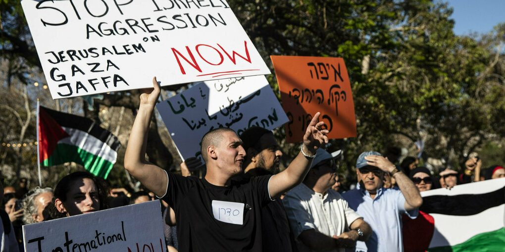 Demonstration mit Spruchbändern