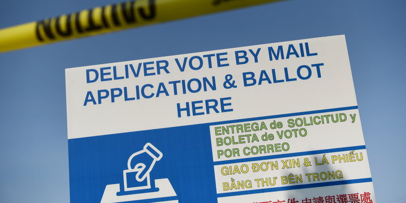 Schild vor einer Briefwahl-Annahmestation in Houston, Texas