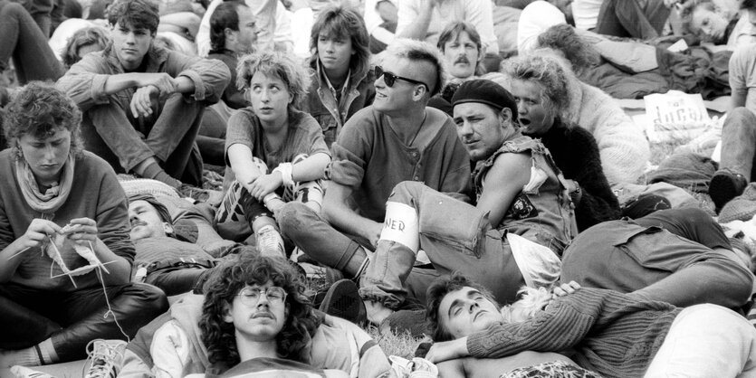 Demonstranten liegen auf dem Königsplatz in München 1986.