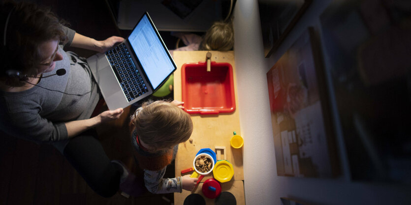 Home-Office. Kitas sind im Lockdown geschlossen, Bonn, 07.01.2021