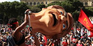 Auf einer Protestkundgebung in Rio hält eine Demonstrantin einen Pappmache-kopf Bolsonaros