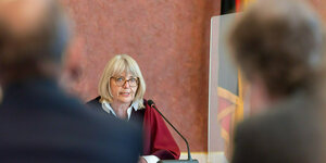Jutta Förster, vorsitzende Richterin am Bundesfinanzhof, spricht während der Urteilsverkündung