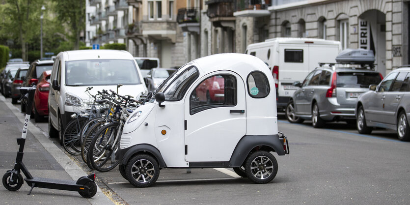 Ein Enuu-Miniauto parkt auf einer Straße