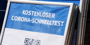 Schild mit Aufschrift "Corona-Testzentrum"