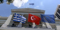 Die Fahnen Griechenlands, der Türkei und Europas vor dem Aussenministerium in Athen