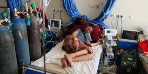 Ein Mann liegt im Krankenhaus in Kandahar und wird künstlich beatmet