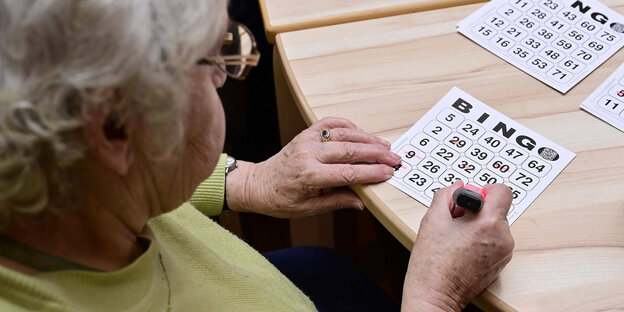 Eine alte Frau spielt Bingo