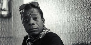 US-Autor James Baldwin mit hochgeschobener Brille