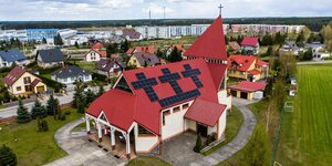 Photovoltaikanlage auf dem Dach einer Kirche in Form von drei Kreuzen