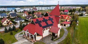 Photovoltaikanlage auf dem Dach einer Kirche in Form von drei Kreuzen