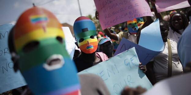 Protest gegen das ugandische Anti-Homosexuellen-Gesetz in Nairobi/Kenia mit Masken in den Farben de Regenbogens