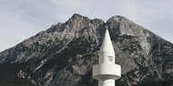 Minarett for einem Berggipfel