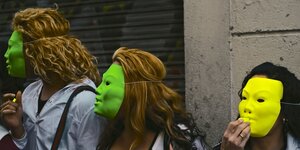 Demonstrantinnen mit Masken in Barcelona