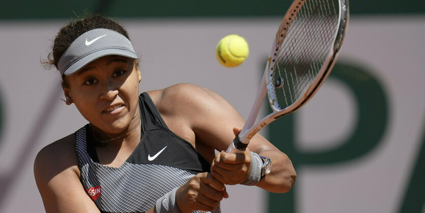 Tennisspielerin Osaka bei einem Rückhandschlag