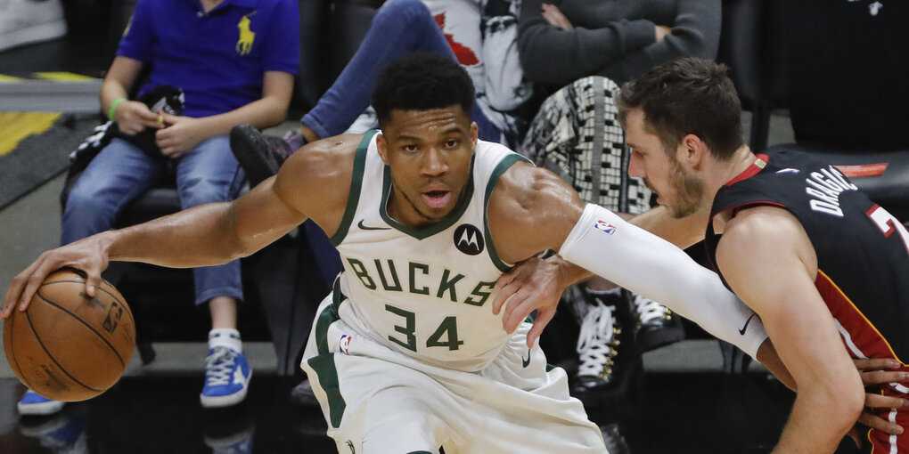 Antetokounmpo versucht mit dem Ball am Gegner vorbeizudribbeln