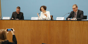 Das Foto zeigt die bei einer Pressekonferenz nebeneinander sitzenden Senatsmitglieder Klaus Lederer, Ramona Pop und Michael Müller.
