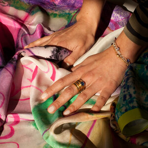 Eine Hand greift in Stoff Eine Hand greift in Stoff