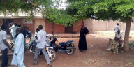 Eltern entführter Kinder warten vor einer Schule in Nigeria auf Nachrichten