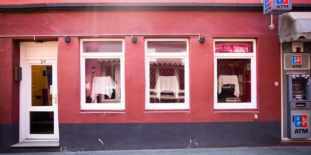 Keine Prostituierten sitzen in den Fenstern eines Bordells neben einem Geldautomaten in der Herbertstraße auf St. Pauli.