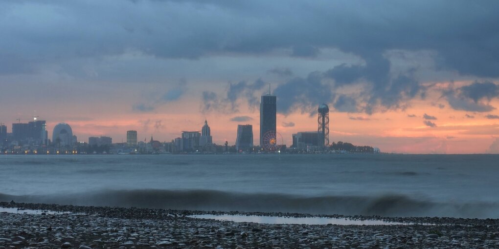 Skyline Batumi und das Meer im Abendhimmel