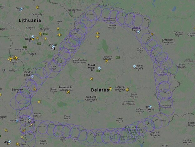 Runde Flugbahn, die einmal um ganz Belarus herumführt und und einem Stacheldraht ähnelt Runde Flugbahn, die einmal um ganz Belarus herumführt und und einem Stacheldraht ähnelt