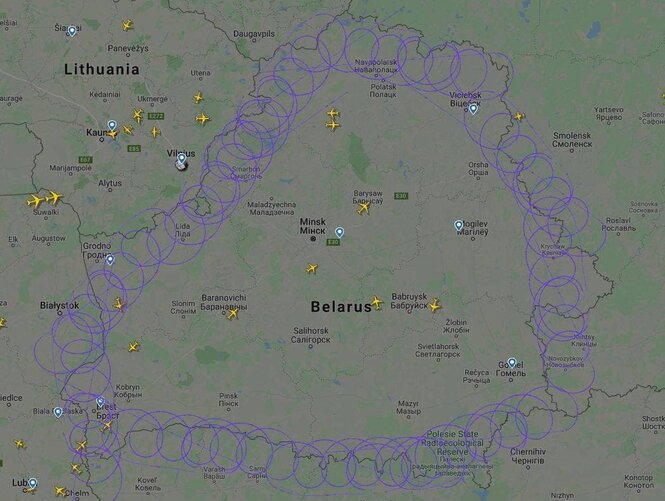 Runde Flugbahn, die einmal um ganz Belarus herumführt und und einem Stacheldraht ähnelt