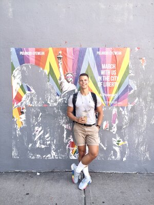 Ein Mann steht vor einer Mauer Ein Mann steht vor einer Mauer