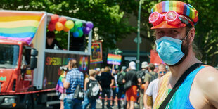 Ein Mann mit ener Maske auf dem CSD In Berlin