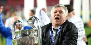 Trainer Ancelotti jubelt mit Champions League-Pokal