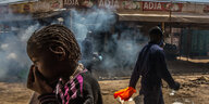 Auf dem großen Basar in Dakar wird desinfiziert