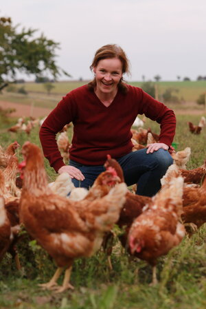 Claudia Gerster und Hühner