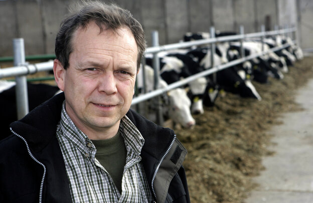 Lutz Trautmann vor Rindern in einem Stall